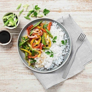 Marktfrisches Gartengemüse aus dem Wok mit Konjak-Reis Marktfrisches Gartengemüse aus dem Wok mit Konjak-Reis