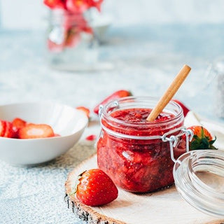 Selbstgemachte Erdbeermarmelade mit Chia-Samen Selbstgemachte Erdbeermarmelade mit Chia-Samen