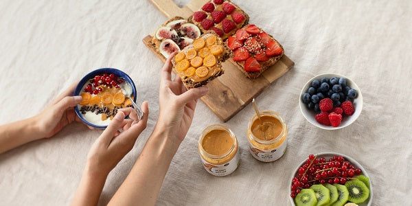 nu3 Bio Erdnussbutter auf Toast, Obst und im Porridge