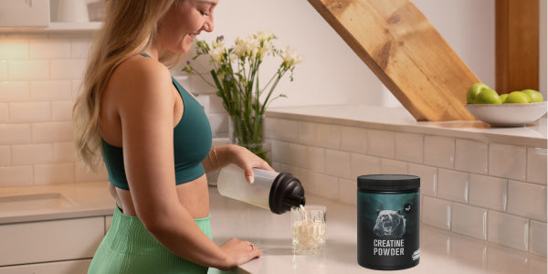 Sportliche Frau mit Shaker und nu3 Creatin