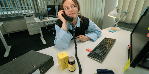 Telefonierende Frau im Office mit nu3 Mood Complex