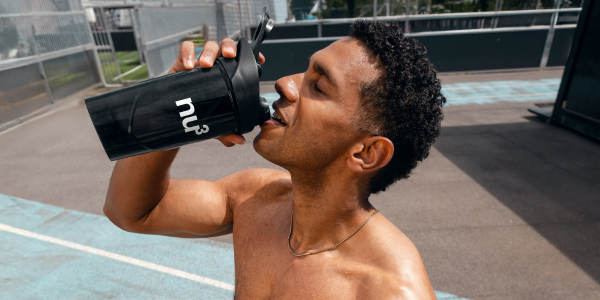 Mann trinkt veganen Shake aus nu3 Shaker