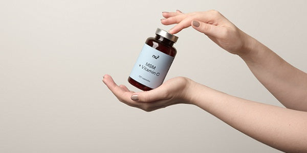 nu3 MSM + Vitamin C Kapseln in Hand gehalten