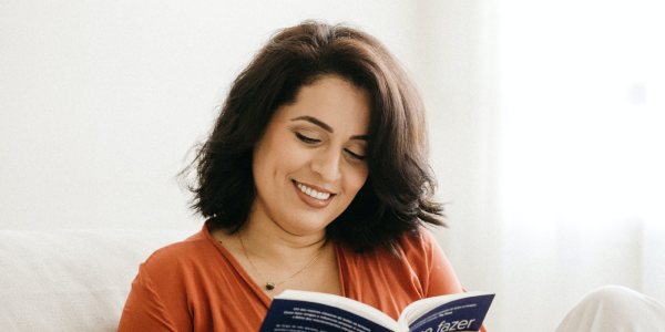 Frau liest entspannt ein Buch