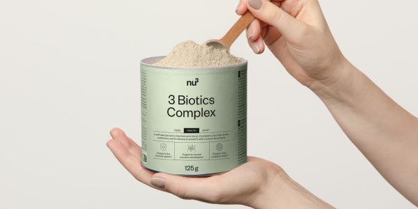 Dose mit Pulver und Löffel in den Hand