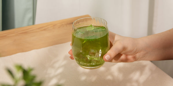 Wasser mit Chlorella-Pulver