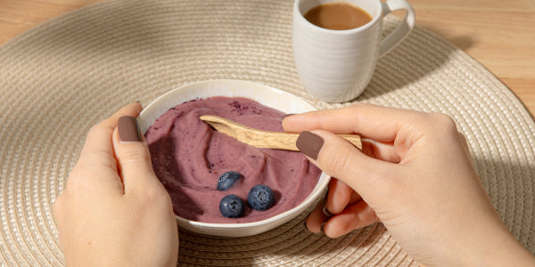 Frau isst Acai Frühstück Bowl