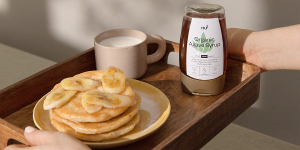 Tablett mit Pancakes und Agavendicksaft von nu3