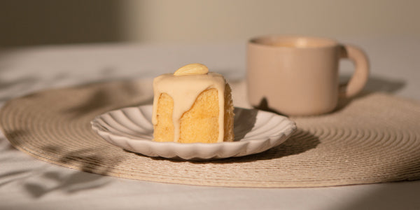 Weißes Mandelmus mit Kuchen und Kaffeetasse