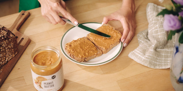 nu3 Erdnussbutter auf frischem Brot