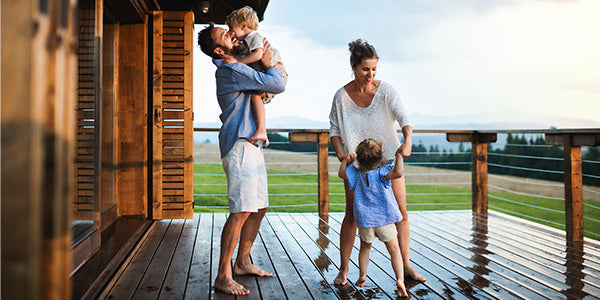 Glückliche Familie mit Kindern auf der Terrasse