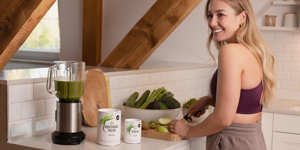 Frau mit Supergreens und nu3 Bio Chlorella