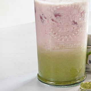 Obst-Smoothie mit Erdbeere und Matcha