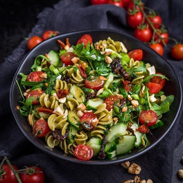 Veganer Nudelsalat mit süßem Senf-Dressing