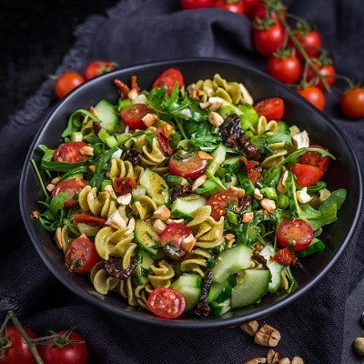Veganer Nudelsalat mit süßem Senf-Dressing