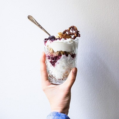 Baobab Protein-Trifle mit blauen Beeren