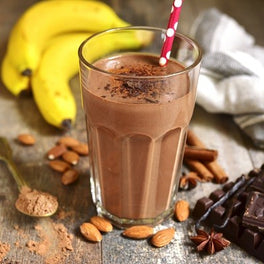 Bananen-Smoothie mit Mandelmilch, Kakao und Protein