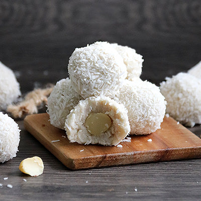 Selbstgemachte Raffaello mit Macadamia