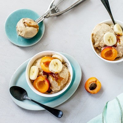 Peanut Butter Nicecream mit Frucht-Baobab-Swirl