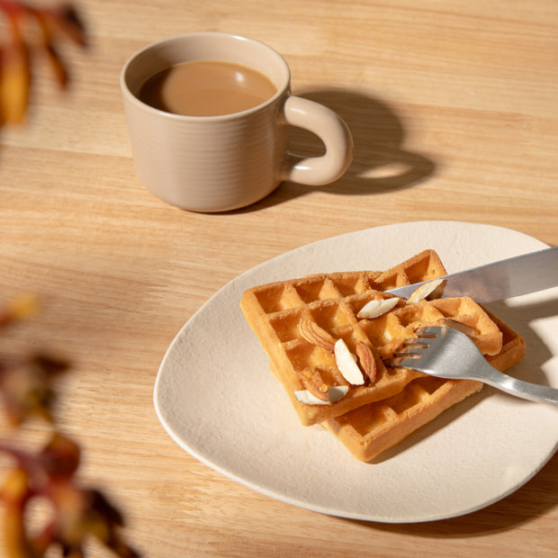 Waffeln werden auf Teller geschnitten