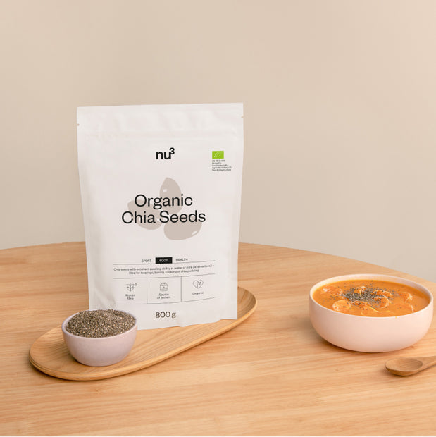 Chia-Samen-Verpackung, Samen und Bowl auf einem Tisch