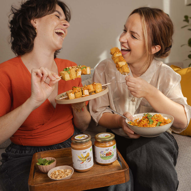 Frauen, die Spieße essen