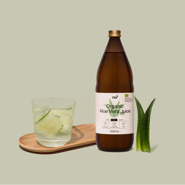 Aloe vera Saft neben Glas und Pflanze