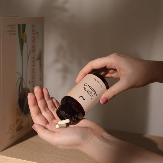 Hand mit Vitamin-C-Kapseln