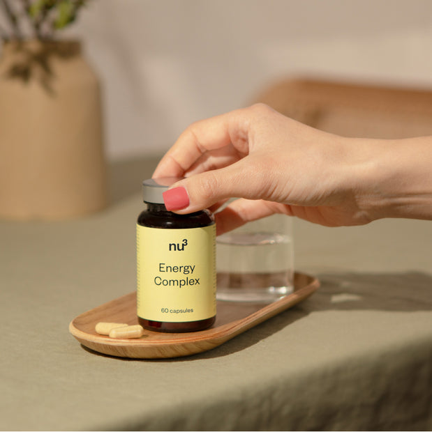 nu3 Energy Complex Kapseln mit Wasserglas