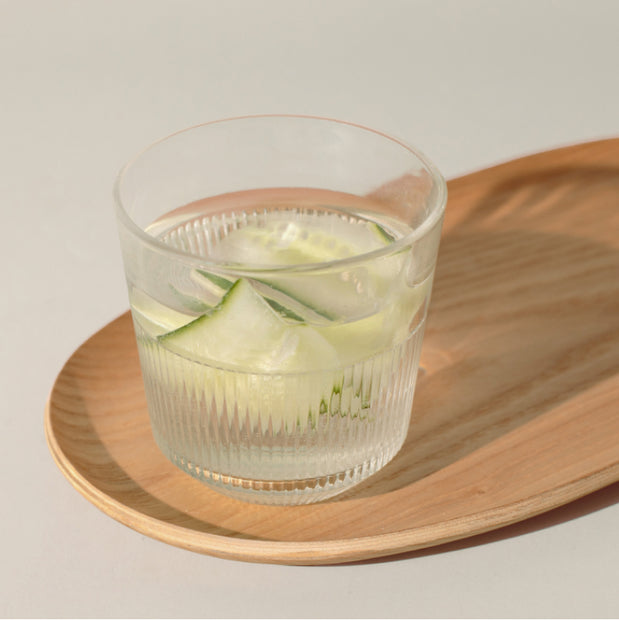 Glas mit Aloe vera Saft auf Holztablett