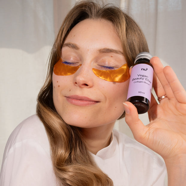 Frau mit geschlossenen Augen und Fläschchen in der Hand