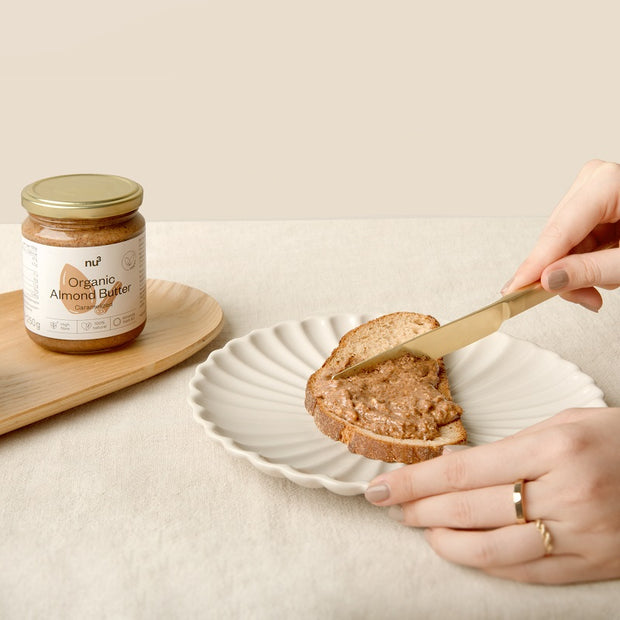 Gebrannte Mandel Aufstrich auf Brot