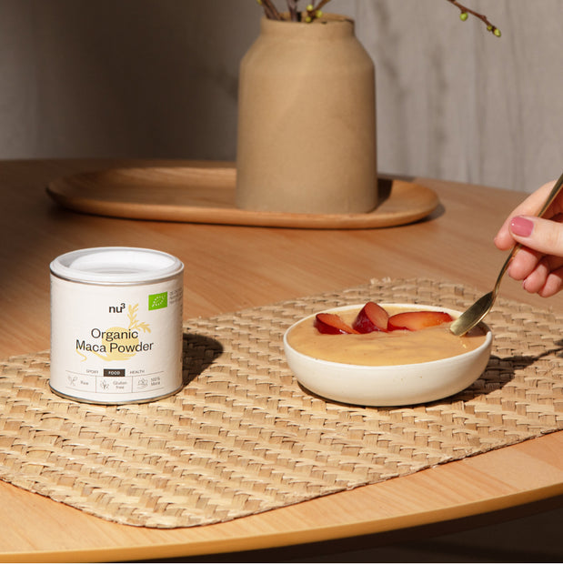Bio Maca Pulver von nu3 neben Bowl