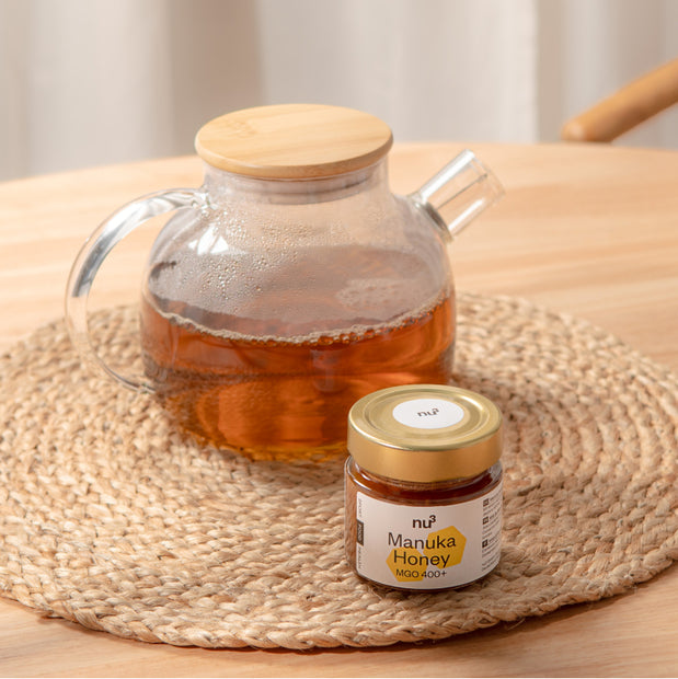 Manuka und Kanne mit Tee