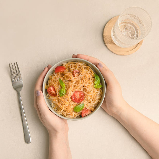 Hand hält Konjak Spaghetti Bowl