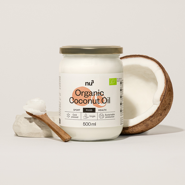 Kokosöl, Kokosnussschale und Öl auf Löffel