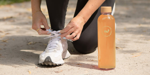 Frau bindet sich Turnschuhe zu