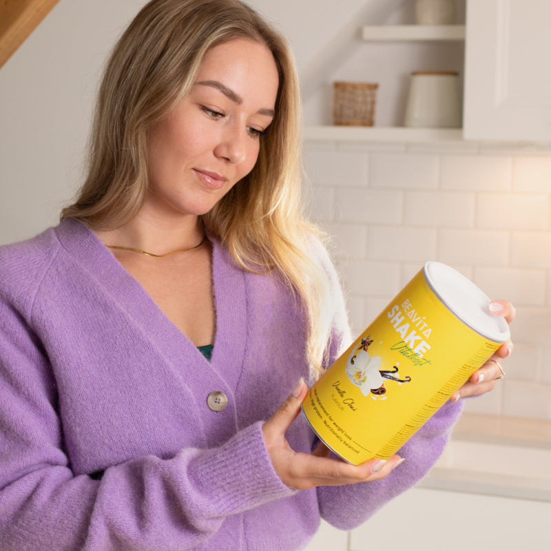 Junge Frau mit dem Abnehmshake von BEAVITA
