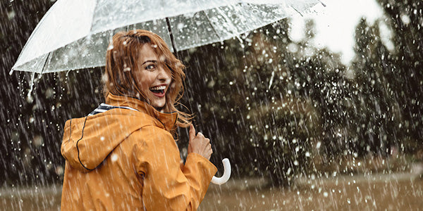 Lachende Frau im Regen