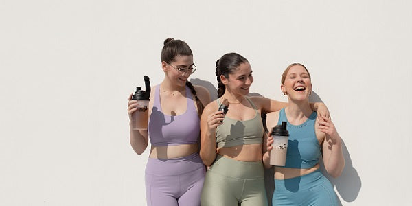 Junge Frauen mit Fitness-Shakes, EAA-Drink & Proteinriegel