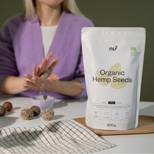 Frau backt Energy Balls mit Hanfsamen