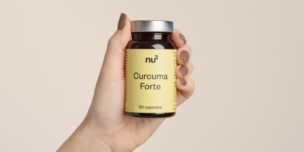 nu3 Curcuma Forte in einer Hand