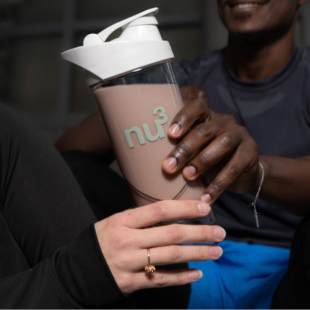 Veganes Protein im Shaker mit zwei Personen