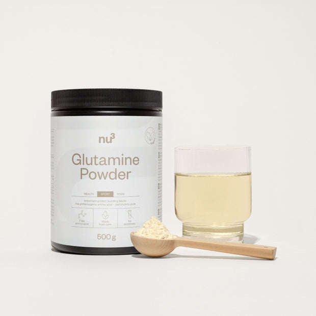 nu3 Glutamin Powder mit Glas und Löffel