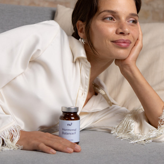 nu3 Hormonal Balance F in der Hand einer Frau