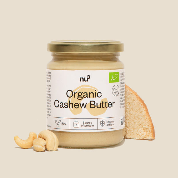 Cashewmus neben ganzen Cashewnüssen