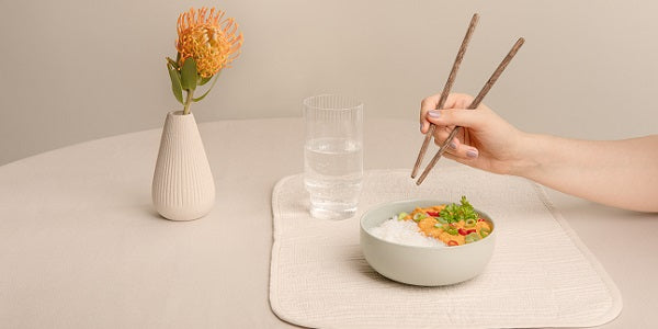 nu3 Fit Konjak Reis in einer Schüssel mit Gemüsesauce & Stäbchen