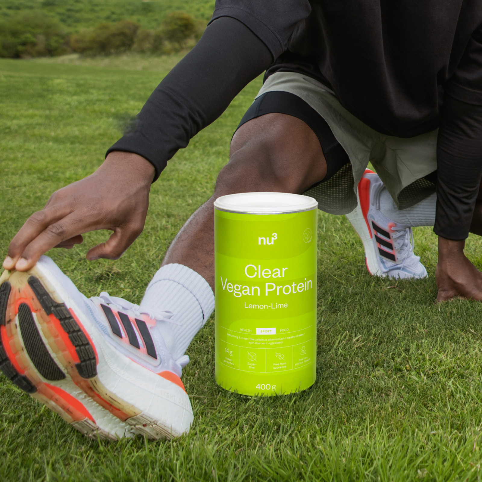 nu3 Clear Vegan Protein neben einem Mann in Trainingskleidung