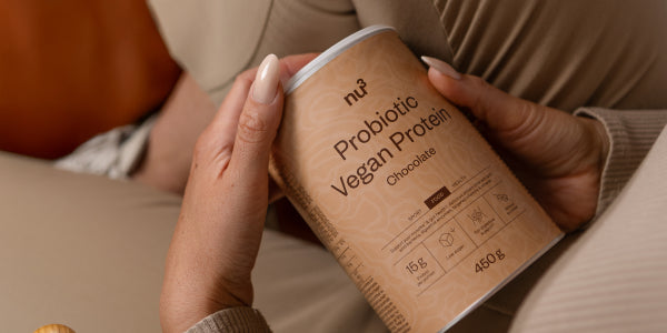 probiotic vegan protein in der Hand