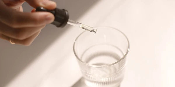Veganes Vitamin D3 mit Glass Wasser einnehmen Tropfen Dosierung mit Pipette
